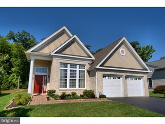 16 Edgemere Dr, Kendall Park, NJ 08824