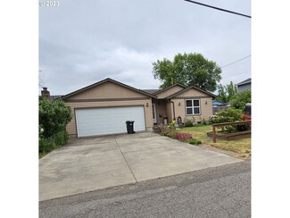 1353 S St, Springfield, OR 97477