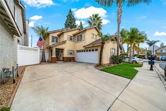 905 Primrose Ln, Corona, CA 92880