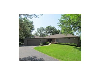 570 Mohawk St W, Lake Quivira, KS 66217