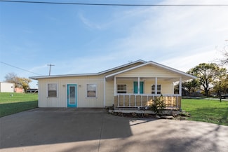 207 W Walnut St, Nocona, TX 76255