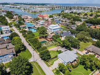 631 E Shore Dr, Kemah, TX 77565
