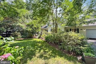 3132 Holmes Run Rd, Falls Church, VA 22042