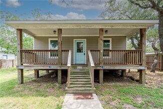 109 Yaupon St, Rockport, TX 78382
