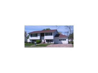 1263 Lafayette Ave, Marengo, IA 52301