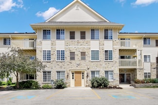 520 Windstone Dr Unit 203, Hartland, WI 53029