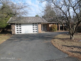 7 Meadowbrook Ln, Troy, NY 12180