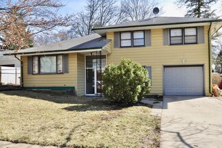 3807 Beach St, Rockford, IL 61108