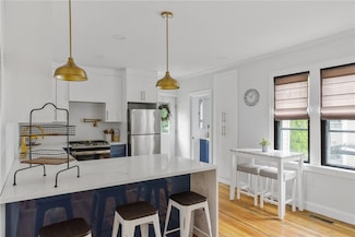 11 Sunshine Ct, Newport, RI 02840