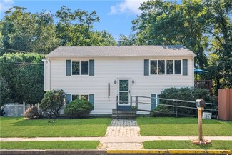11 Hunts River Ct, East Greenwich, RI 02818