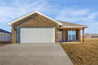 812 S Green Heron Ln, Siloam Springs, AR 72761