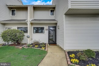 28 Viburnum Ln, Mount Laurel, NJ 08054