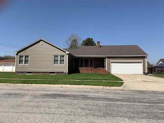 603 11th St, Grundy Center, IA 50638