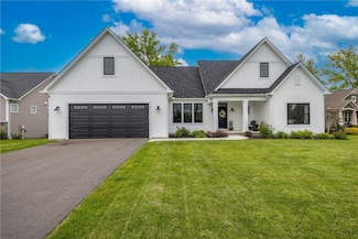 8 Colten Ct, Webster, NY 14580