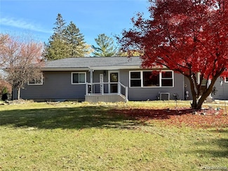 1368 Lyle St, Burton, MI 48509