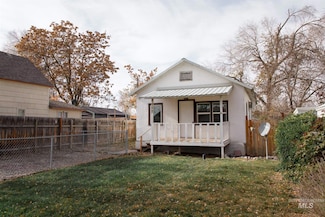 717 NW 2nd St, Ontario, OR 97914