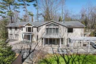 8 the Locusts, Roslyn, NY 11576