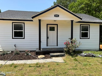 8308 Holiday Dr, Ocean Springs, MS 39564
