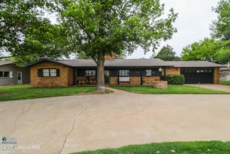 827 N Amherst St, Earth, TX 79031