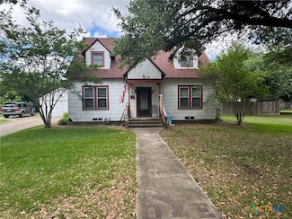708 E 10th St, Cameron, TX 76520