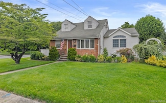 84 Charles St, Mineola, NY 11501