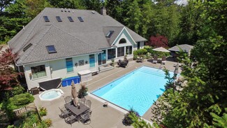 8856 Blackhawk Dr, Lakeside, MI 49116