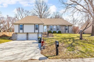 10008 NW Mirror Lake Dr, Kansas City, MO 64152