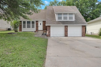 513 Forestglen Ln, Lansing, KS 66043