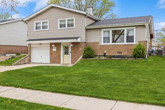9124 S 88th Ct, Hickory Hills, IL 60457