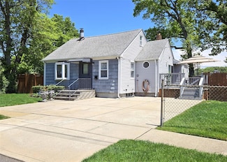 469 Sterling St, Uniondale, NY 11553