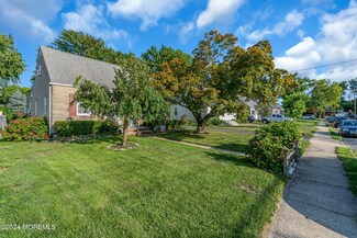 31 Henry St, Shrewsbury, NJ 07702