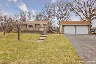 2809 Tower Dr, Holiday Hills, IL 60051