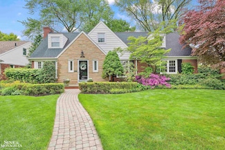 1427 N Renaud Rd, Grosse Pointe Woods, MI 48236