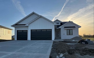 4657 174th St, Urbandale, IA 50323