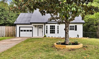 1588 Barrett Dr, Clarksville, TN 37043