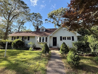 83 Smith Ln, Medford, NY 11763