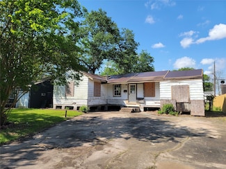506 S Iowa St, La Porte, TX 77571