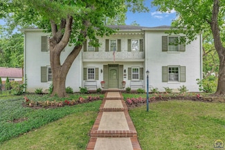 1320 SW Pembroke Ln, Topeka, KS 66604