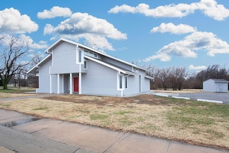 3912 E 21st St N, Wichita, KS 67208
