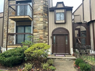 32 Delbarton Ct, Hackettstown, NJ 07840