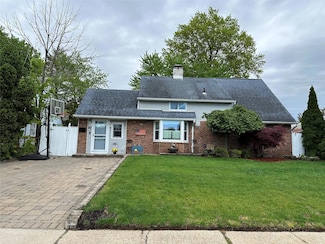 41 Woodpecker Ln, Levittown, NY 11756