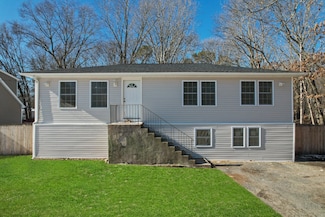 18 Fife Dr, Coram, NY 11727