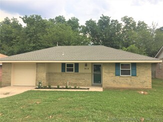 912 Crestview St, Ada, OK 74820