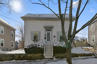 35 Irving St, Salem, MA 01970