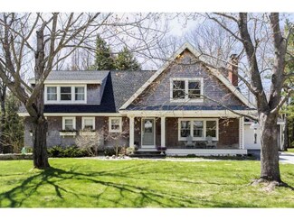 18 Knight St, Falmouth, ME 04105