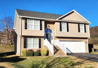 2733 Paddington Station Ln, Vinton, VA 24179