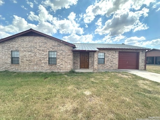 508 N Washington Dr, Devine, TX 78016