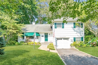 324 Plymouth Ave, Brightwaters, NY 11718