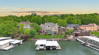 705 Regency Cove Dr, Village of Four Seasons, MO 65049