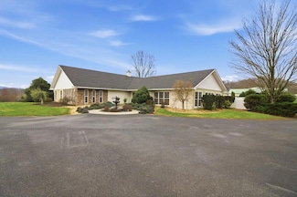 22120 Flame Leaf Dr, Bristol, VA 24202